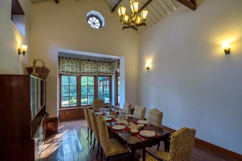 Ути: SaffronStays Milton Abbott Estate