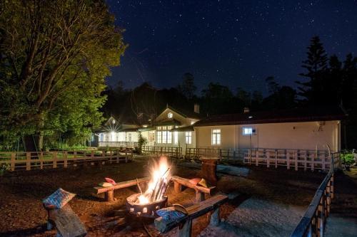 Ути: SaffronStays Milton Abbott Estate