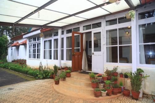 Ути: SaffronStays Milton Abbott Estate