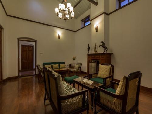 Ути: SaffronStays Milton Abbott Estate