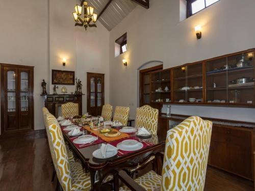 Ути: SaffronStays Milton Abbott Estate