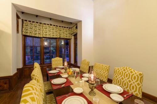 Ути: SaffronStays Milton Abbott Estate