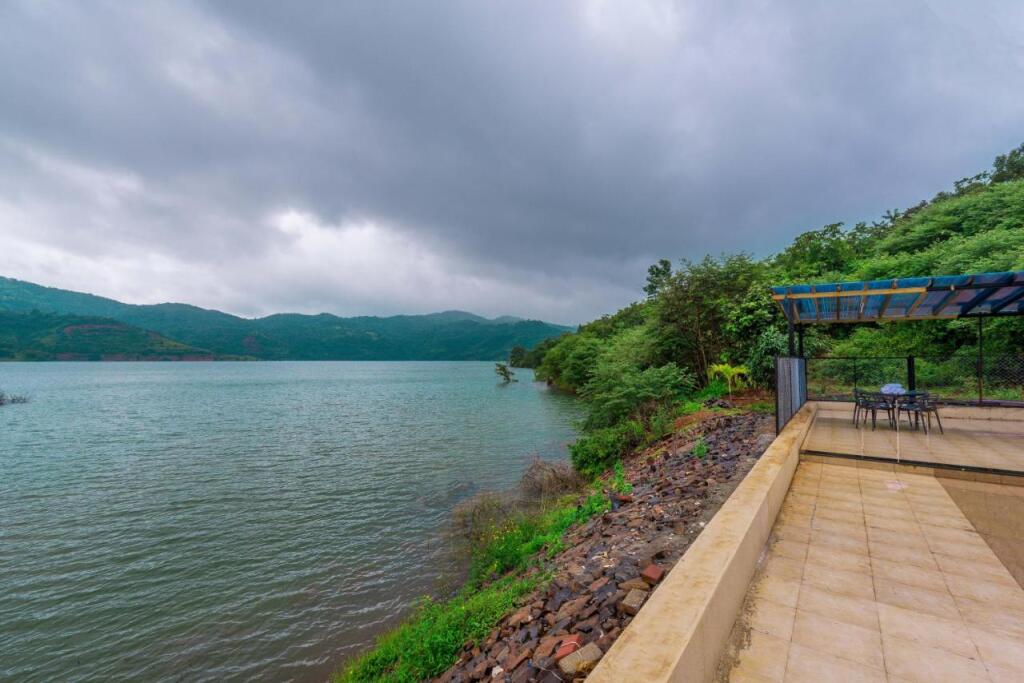 Лаваса: SaffronStays Riverdale, Mulshi - Lakefront villa with pool and mountain view