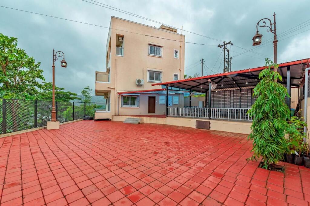 Лаваса: SaffronStays Riverdale, Mulshi - Lakefront villa with pool and mountain view