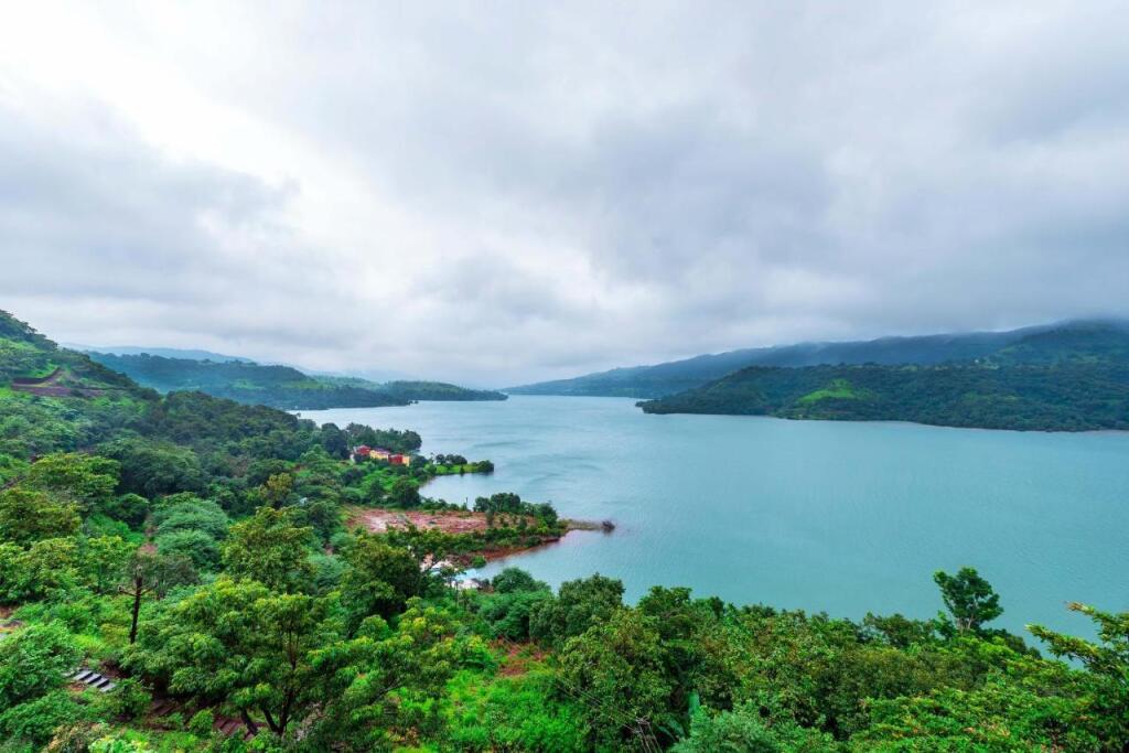 Лаваса: SaffronStays Riverdale, Mulshi - Lakefront villa with pool and mountain view