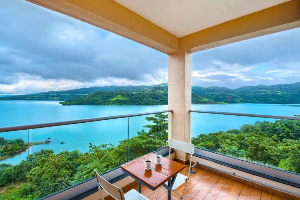 Лаваса: SaffronStays Riverdale, Mulshi - Lakefront villa with pool and mountain view
