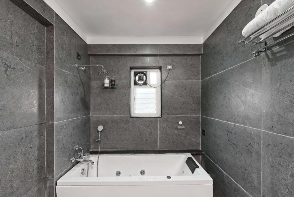 Лаваса: SaffronStays Riverdale, Mulshi - Lakefront villa with pool and mountain view