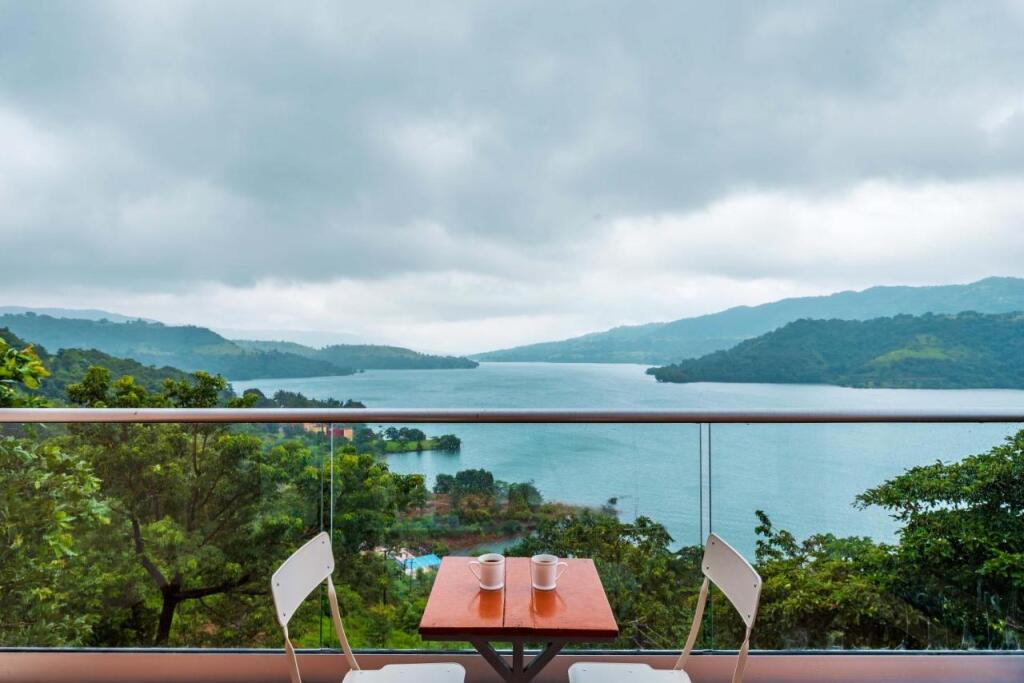 Лаваса: SaffronStays Riverdale, Mulshi - Lakefront villa with pool and mountain view