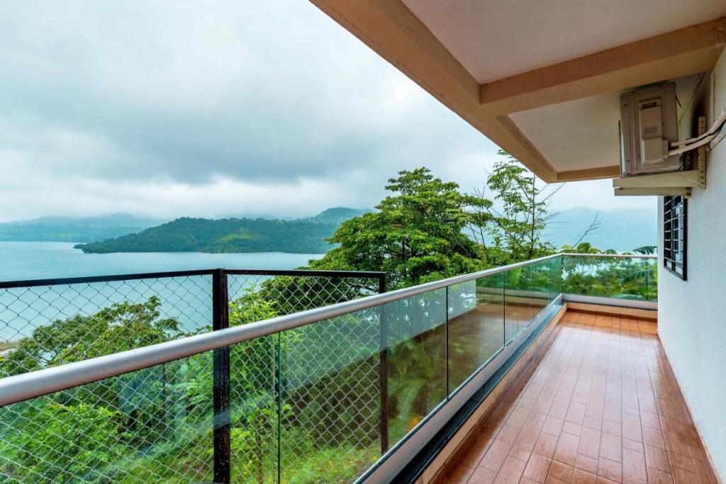 Лаваса: SaffronStays Riverdale, Mulshi - Lakefront villa with pool and mountain view