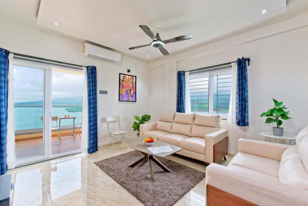 Лаваса: SaffronStays Riverdale, Mulshi - Lakefront villa with pool and mountain view