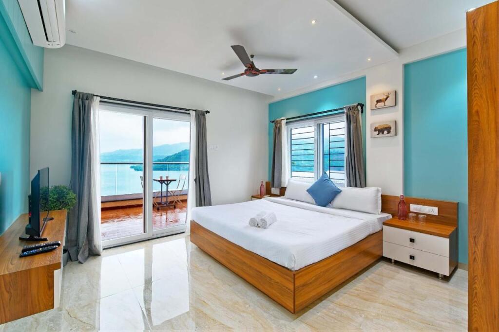 Лаваса: SaffronStays Riverdale, Mulshi - Lakefront villa with pool and mountain view
