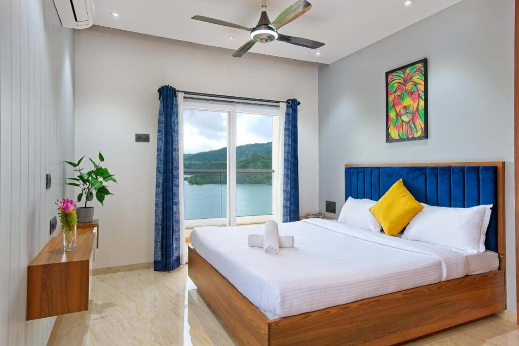 Лаваса: SaffronStays Riverdale, Mulshi - Lakefront villa with pool and mountain view