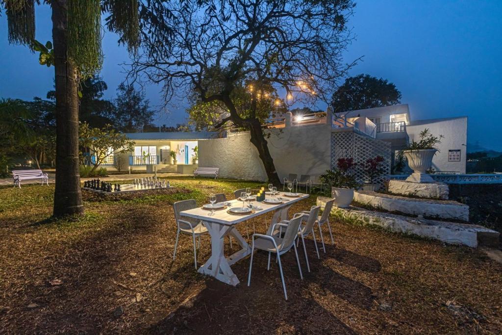 Хандала: Saffronstays Kairos Zeus