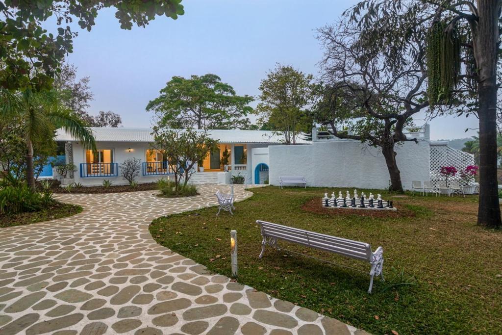 Хандала: Saffronstays Kairos Zeus
