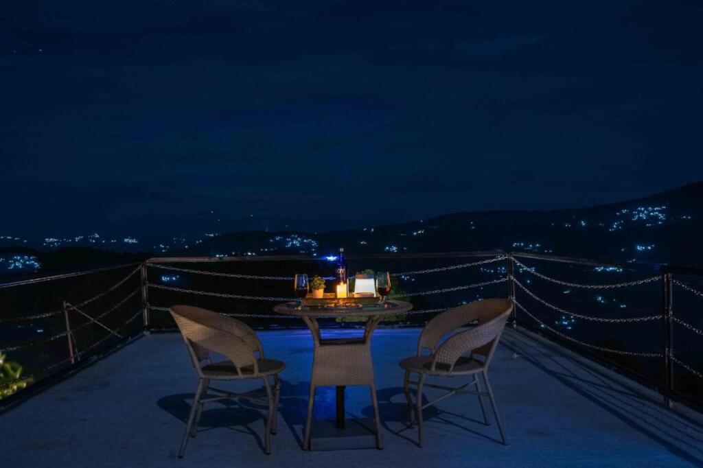 Раникхет: Saffronstays Glasshouse Celeste, Ranikhet