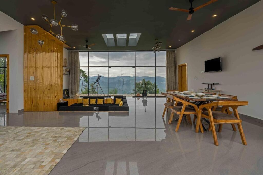 Раникхет: Saffronstays Glasshouse Celeste, Ranikhet