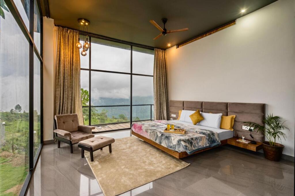 Раникхет: Saffronstays Glasshouse Celeste, Ranikhet