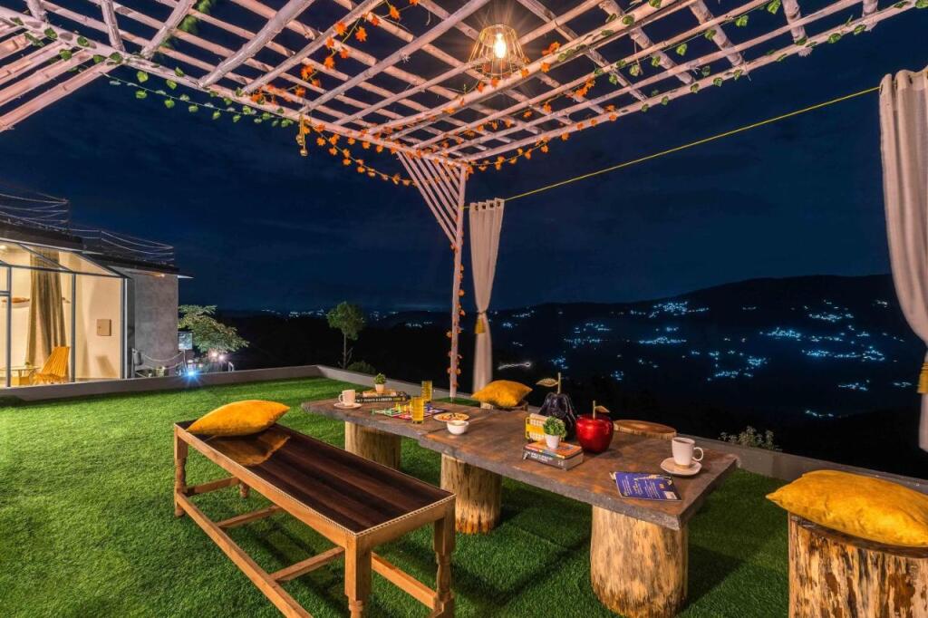 Раникхет: Saffronstays Glasshouse Celeste, Ranikhet