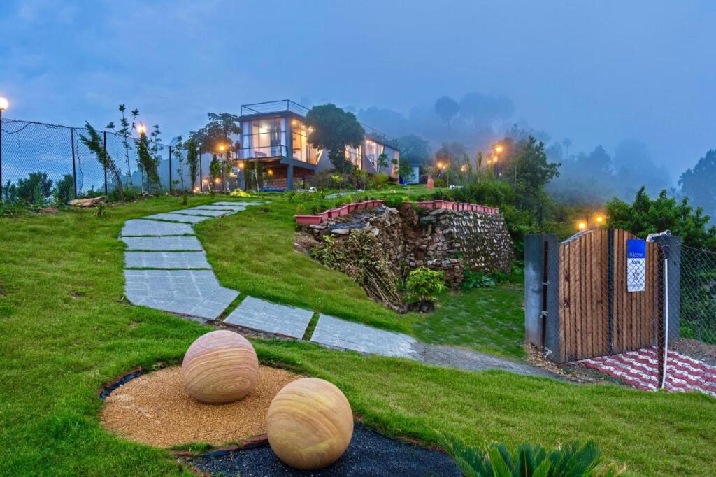 Раникхет: Saffronstays Glasshouse Celeste, Ranikhet