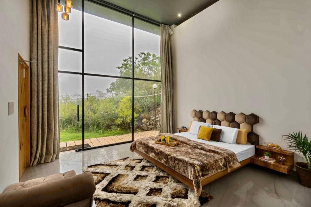 Раникхет: Saffronstays Glasshouse Celeste, Ranikhet