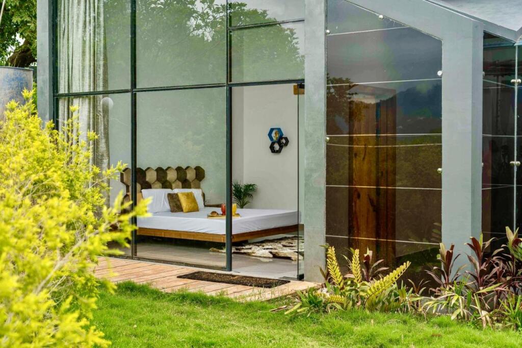Раникхет: Saffronstays Glasshouse Celeste, Ranikhet