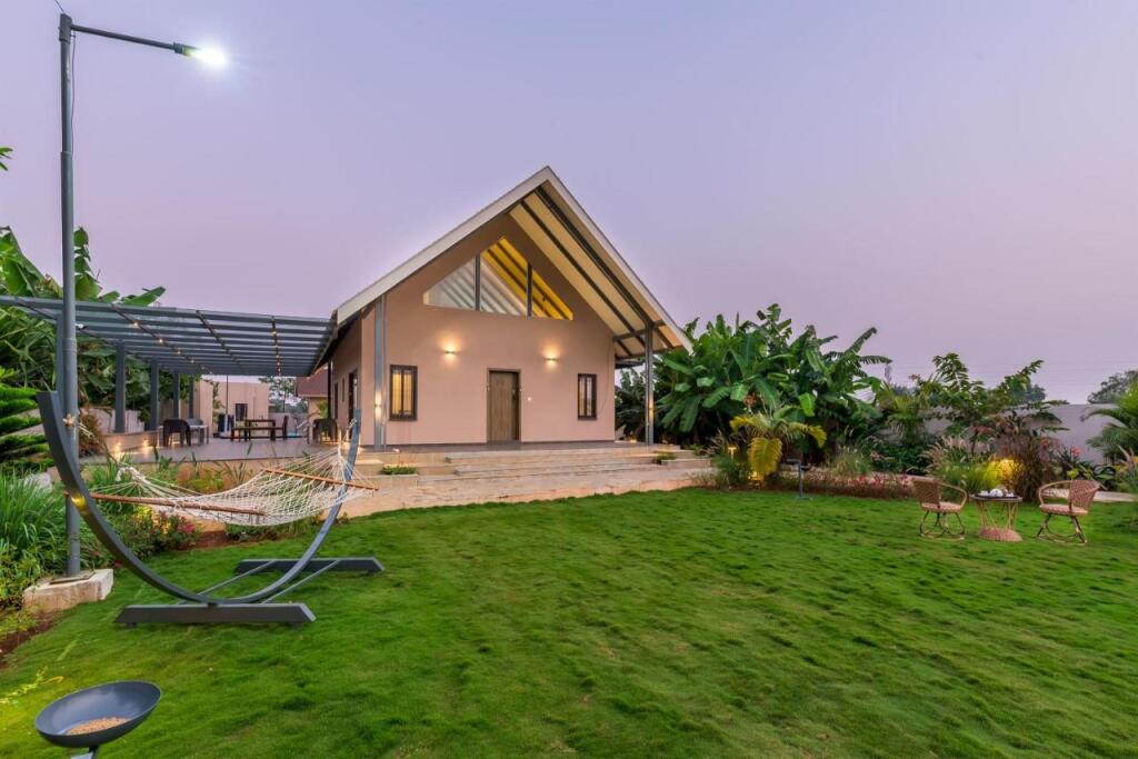 Нашик: SaffronStays Eden, Nashik - pet-friendly villa with pool, jacuzzi & grape farm