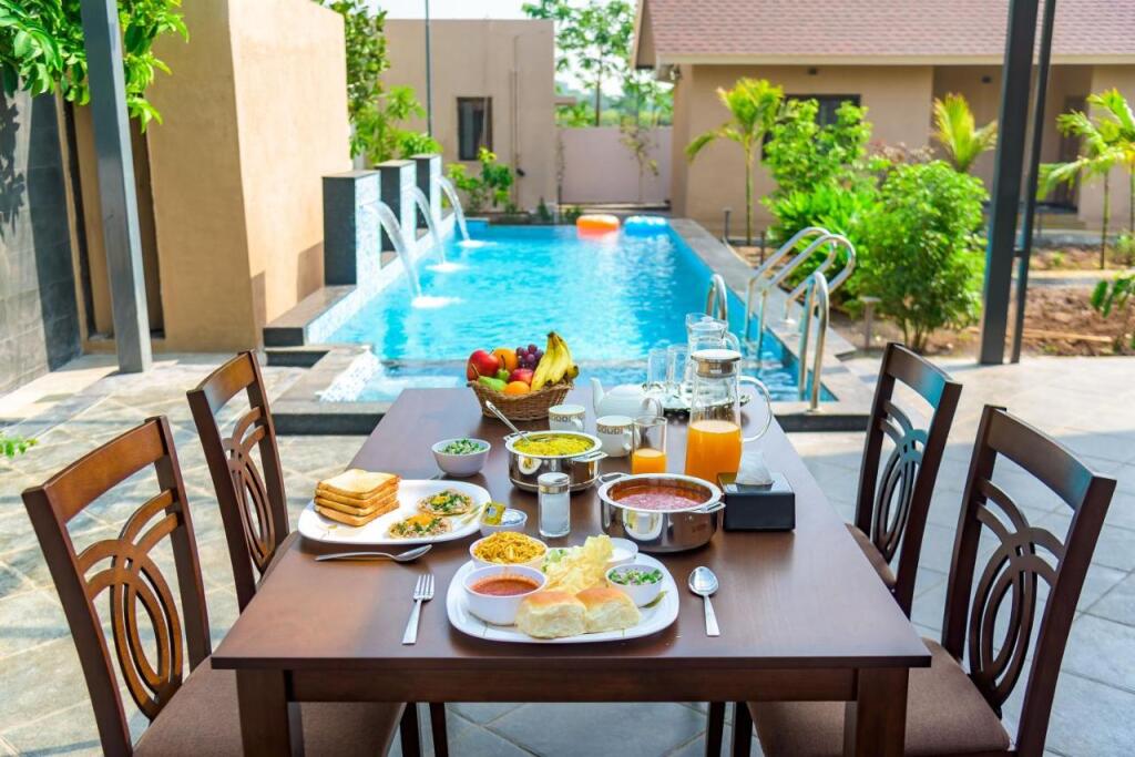 Нашик: SaffronStays Eden, Nashik - pet-friendly villa with pool, jacuzzi & grape farm