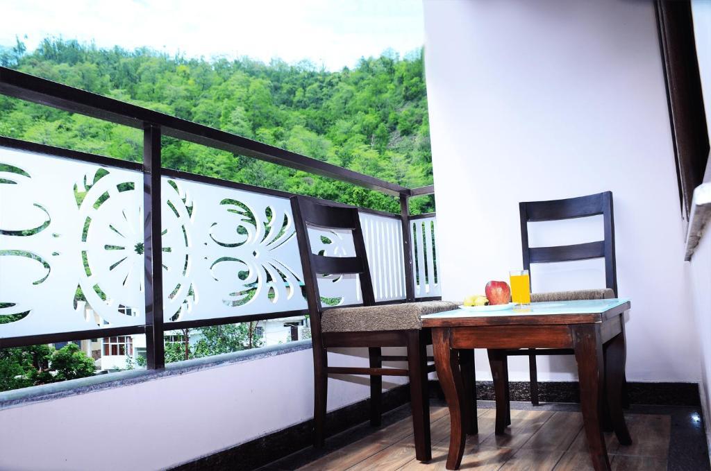 Ришикеш: Yellow Leaf Rishikesh