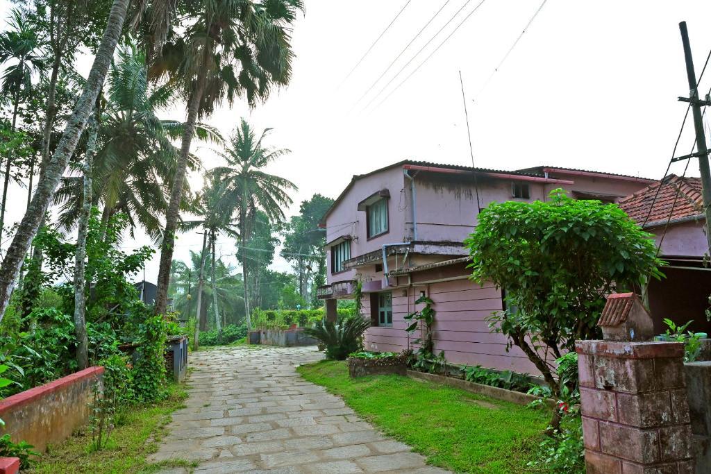 Sakleshpur: Giridarshini Homestay - Pool, Falls, Home Food & Estate