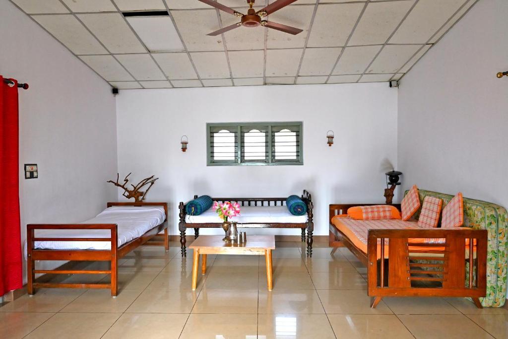 Sakleshpur: Giridarshini Homestay - Pool, Falls, Home Food & Estate