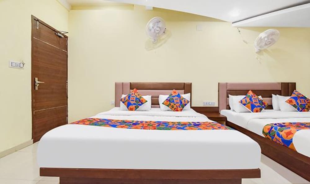 Ахмедабад: Fabexpress Poonam Palace