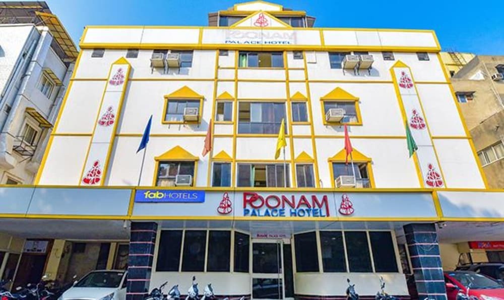 Ахмедабад: Fabexpress Poonam Palace