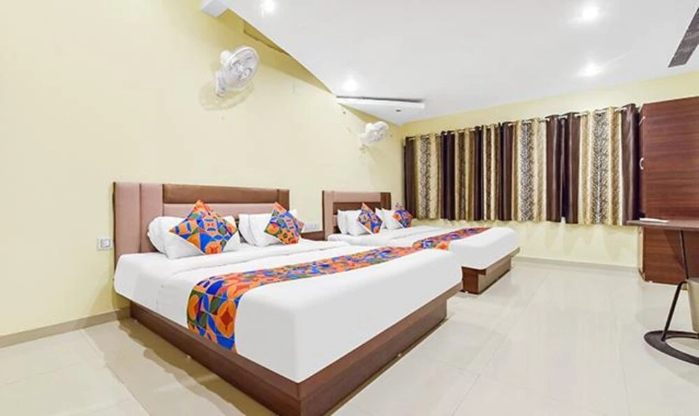 Ахмедабад: Fabexpress Poonam Palace