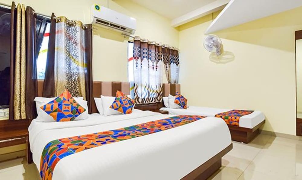 Ахмедабад: Fabexpress Poonam Palace