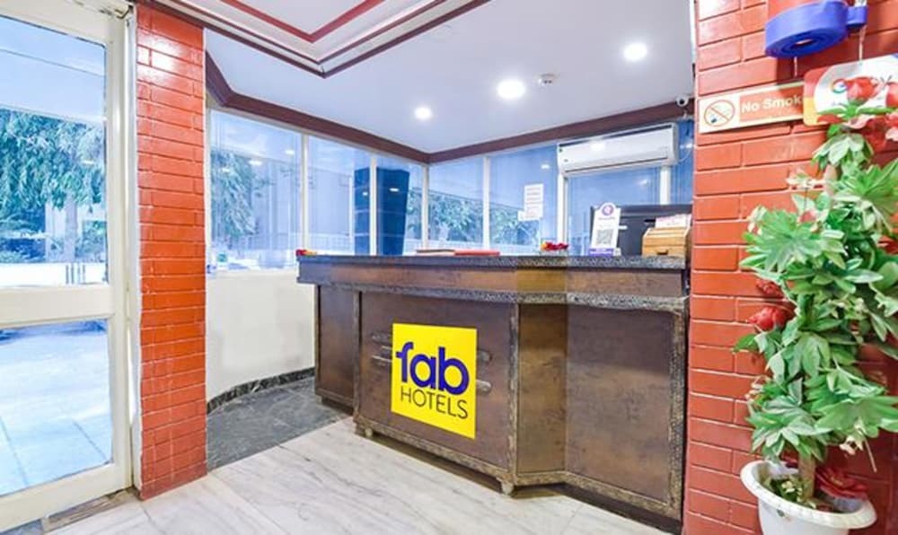 Ахмедабад: Fabexpress Poonam Palace