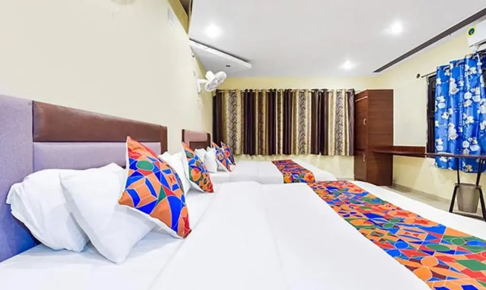 Ахмедабад: Fabexpress Poonam Palace