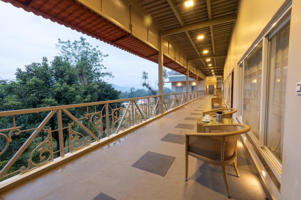 Бирур: Honeydewwz Exoticaa Hotel & Resort