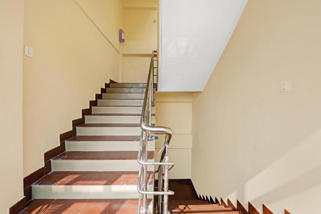 Гувахати: Capital O 86215 R R Homestay