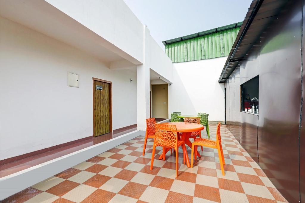 Гувахати: Capital O 86215 R R Homestay