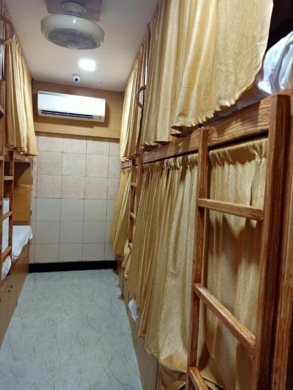 Мумбаи: Mabrook Dormitory