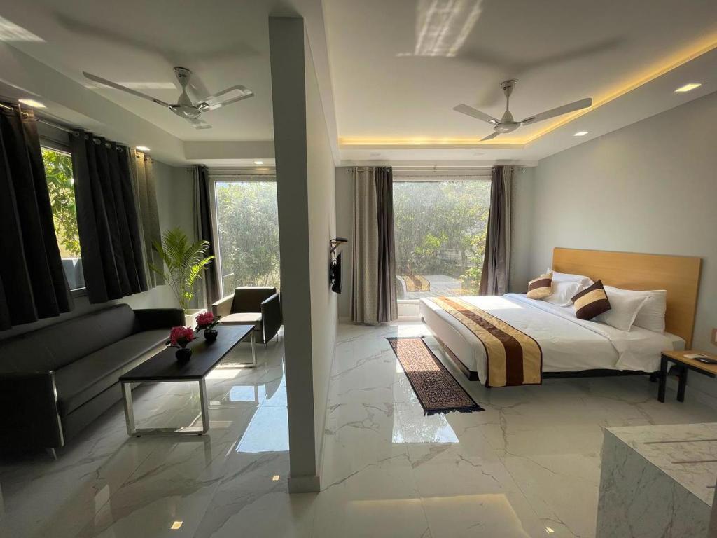 Гуруграм: The Empire - Signature Tower,Cyber City, Gurgaon
