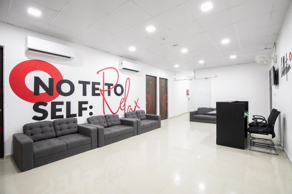 Сурат: Oyo Townhouse 427 Gokul Solitaire VIP Rd