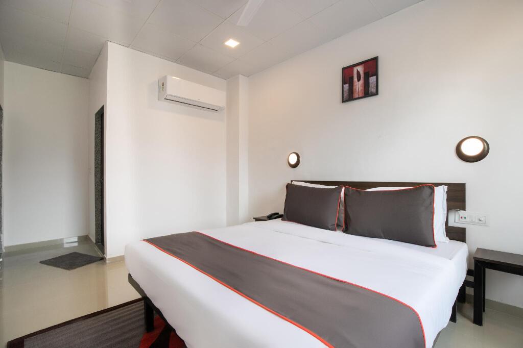 Сурат: Oyo Townhouse 427 Gokul Solitaire VIP Rd