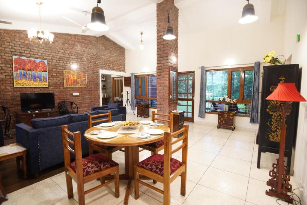 Дехрадун: SaffronStays Doon Garden Villa - near Doon School and Mall Road