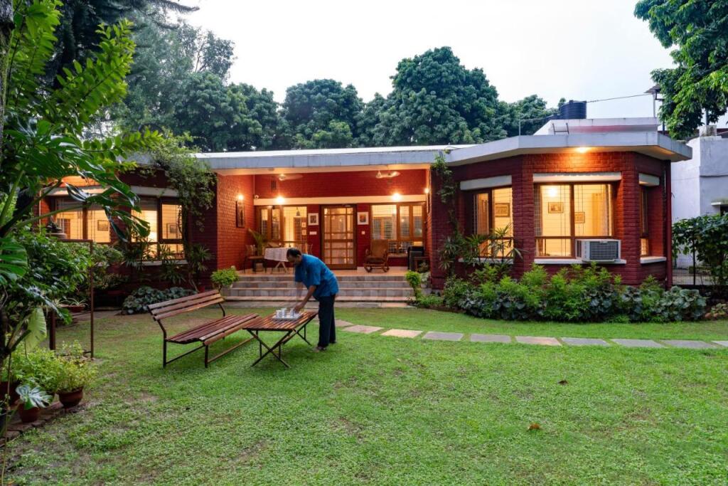 Дехрадун: SaffronStays Doon Garden Villa - near Doon School and Mall Road