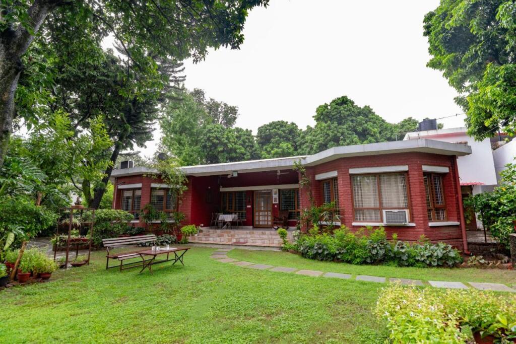 Дехрадун: SaffronStays Doon Garden Villa - near Doon School and Mall Road