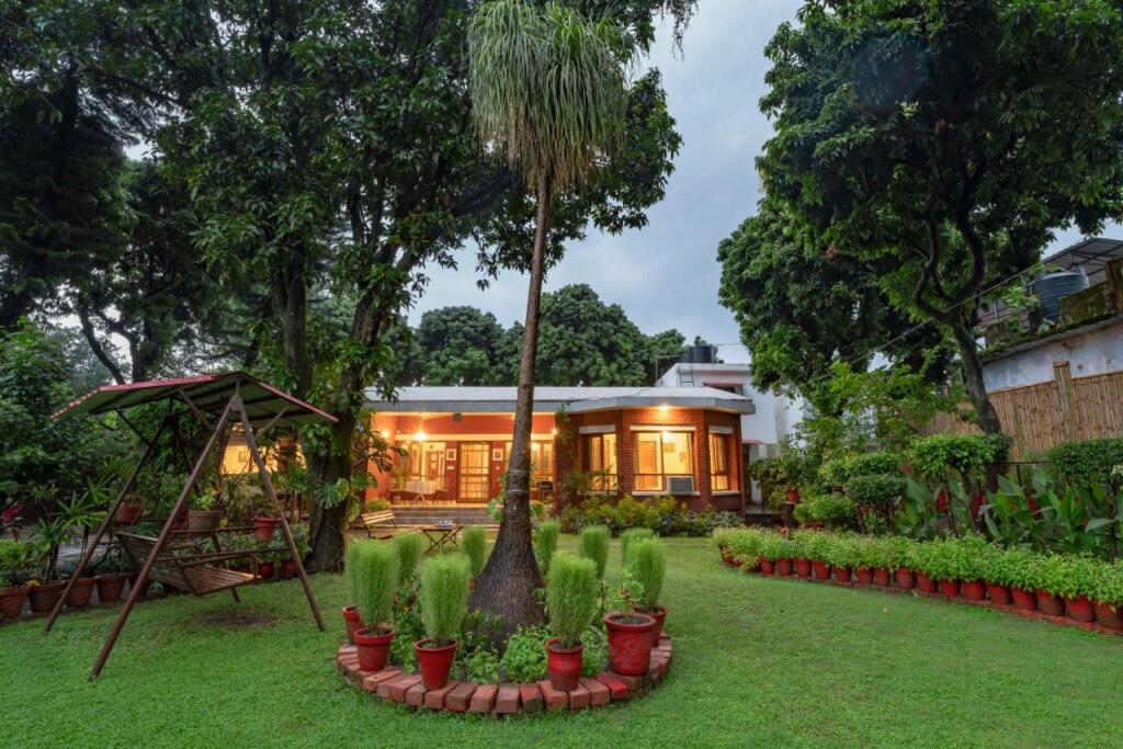 Дехрадун: SaffronStays Doon Garden Villa - near Doon School and Mall Road