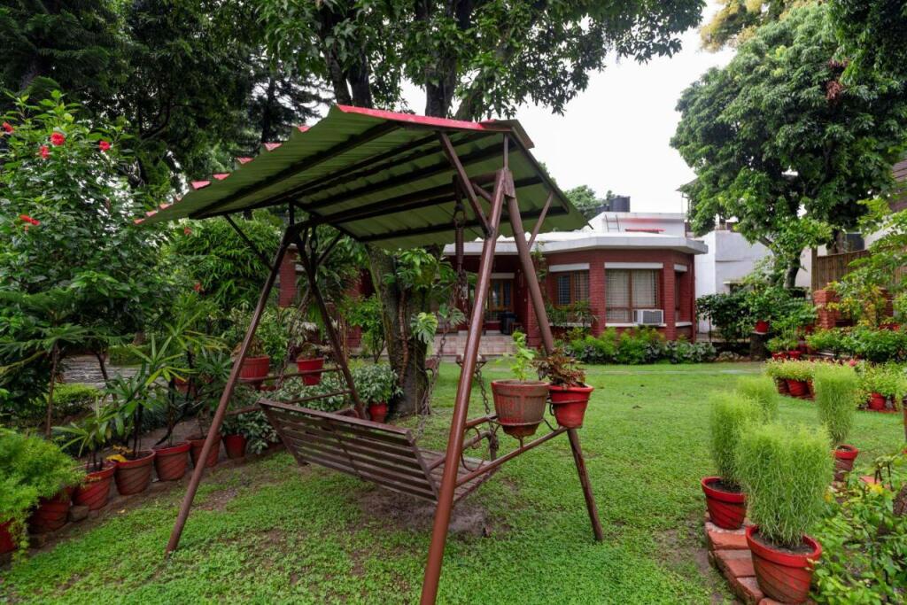 Дехрадун: SaffronStays Doon Garden Villa - near Doon School and Mall Road