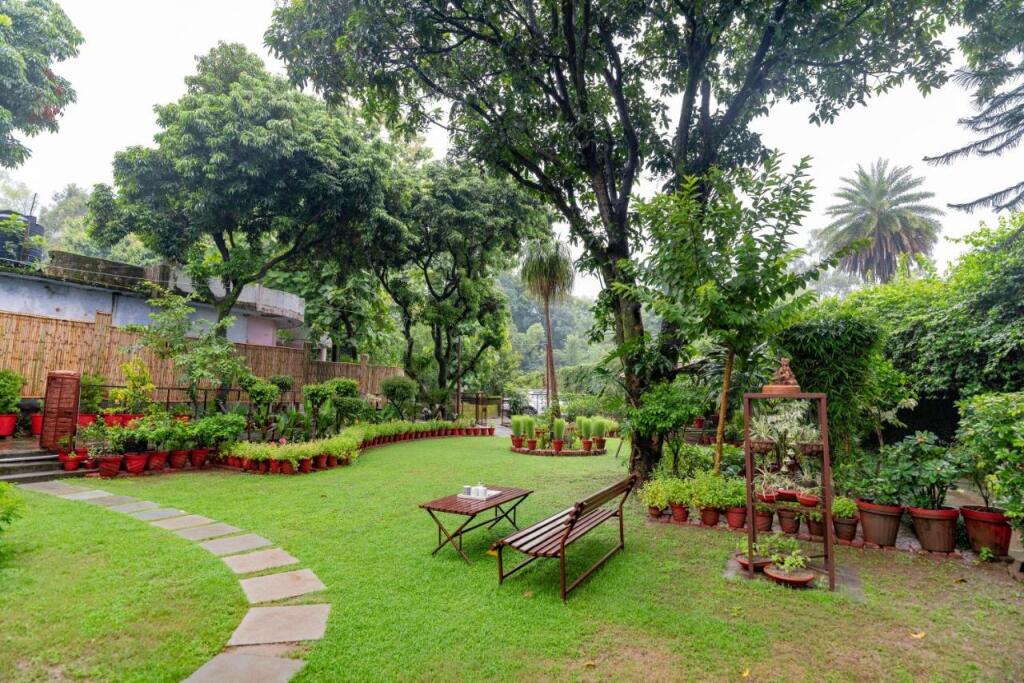 Дехрадун: SaffronStays Doon Garden Villa - near Doon School and Mall Road