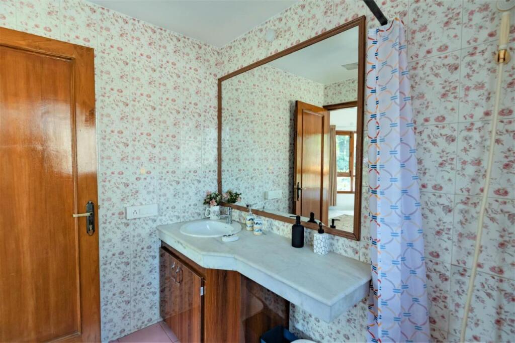 Дехрадун: SaffronStays Doon Garden Villa - near Doon School and Mall Road